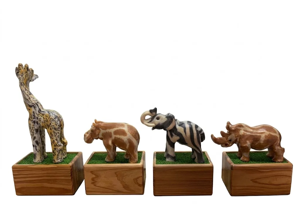 史瓦帝尼手工動物蠟雕獎盃,4 款造型:長頸鹿、河馬、大象、犀牛(去背展示圖)。